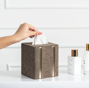 Ensemble de deux porte-mouchoirs minimalistes en métal finition or. Style de maison de luxe. Disponible aux prix de gros à la fin. - Product Image 6