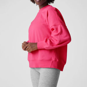 เสื้อสเวตเชิ้ตโอเวอร์ไซส์คอกลมบุผ้าฟลีซเนื้อนุ่มระบายอากาศได้ดี พิมพ์ลายฤดูหนาวสำหรับผู้หญิง ผลิตตามสั่งจากโรงงาน พร้อมปักโลโก้ด้านหน้า ผลิตจากผ้าฝ้าย 100% - Product Image 3