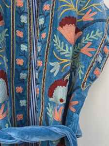 Chaleco Bordado Suzani de Terciopelo Azul con Cinturón, Chaleco Floral Bohemio para Festivales, Chaqueta Étnica, Chaqueta Corta sin Mangas Bohemio - Product Image 2
