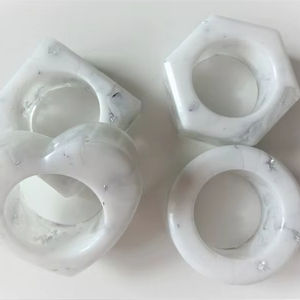 Ronds de serviette en résine mangue et bois d'acacia fabriqués à la main finition florale en teck pour la maison, l'hôtel, le restaurant et la table religieuse - Product Image 1