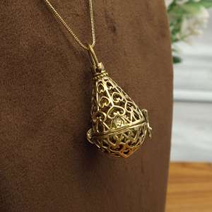 Collier médaillon style boule en filigrane doré, pendentif Bola bohème en laiton, cadeau pour elle - Product Image 4