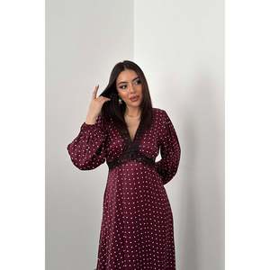 Vestido de satén burdeos con lunares y detalles de encaje - Burdeos - Product Image 2