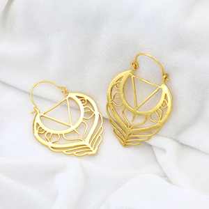 Aros largos de diseño exclusivo, Material Unisex de latón, forma de triángulo, flor de loto Floral, elegantes pendientes colgantes chapados en oro de 18 quilates - Product Image 3