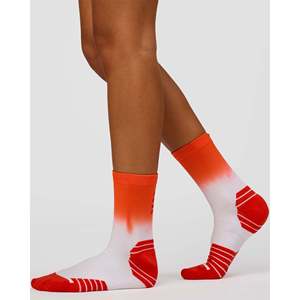 Calcetines Deportivos Run Performance - Blancos-Naranja Degradado, Fibra de Bambú, Compresión, Absorción de Sudor, Logotipo Personalizado - Product Image 2