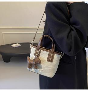 Elegante Bolso de Mano para Mujer con Colgante de Perro, Color Beige y Negro, Herrajes Dorados, Material Suave, Cierre de Cremallera, Bolso de Hombro y Bandolera - Product Image 6