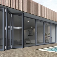 Portes pliantes en aluminium robustes pour extérieur commercial, avec isolation thermique et design moderne, idéales pour les zones côtières