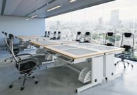 Bureau d'ordinateur convertible VersaDesk blanc/noir au design contemporain, réglable en hauteur, avec support pour 2 moniteurs encastré sous le bureau