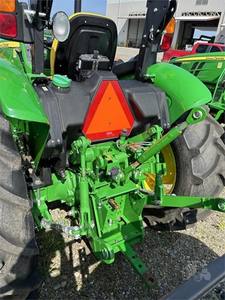 2023 JOHNN 5060E | Cortacésped John Deeere con cargador frontal y cucharón de conexión rápida a la venta - Product Image 5