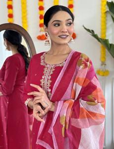 Elegante y pesado bordado de viscosa Chanderi tela Kurti pantalón con Dupatta Trendy Classy Kurti también disponible para la venta en la India - Product Image 6