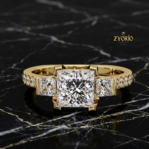 แหวนหมั้นทองคำ 18K ทรงปรินเซสคัท ประดับเพชรสามเม็ด - Product Image 4