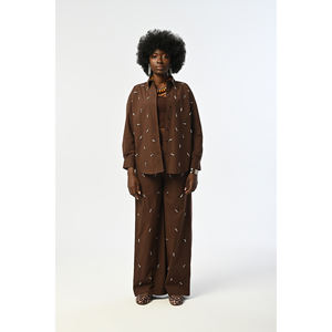 Camisa Marrón Extra Grande para Mujer con Diseño de Adornos de Piedras en la Parte Delantera - Product Image 2