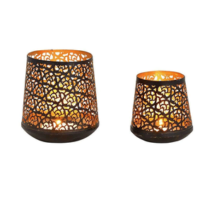 Soporte de luz votiva de hierro clásico ecológico con recortes simétricos y efecto de brillo suave diseñado para una iluminación interior acogedora - Product Image 1