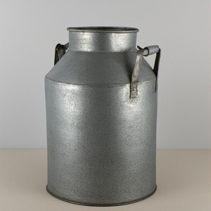 Bidon de lait galvanisé vintage décoratif de qualité supérieure avec finition artisanale idéal pour les cuisines extérieur jardin café intérieurs rustiques - Product Image 1