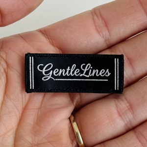 Étiquettes tissées en satin et damas de qualité supérieure pour hommes femmes vêtement de luxe Logo personnalisé marque fabrication rapide OEM/ODM expédition rapide - Product Image 1