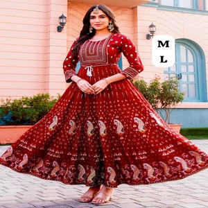 Hermoso traje de diseñador elegante Último elegante Venta caliente 14Kg Vestido de estampado de rayón con bordado Trabajo Compras en línea India - Product Image 1