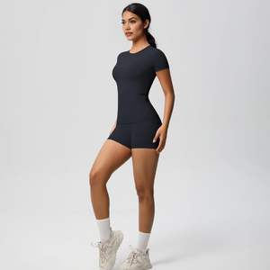Ensemble de vêtements de sport pour femmes - T-shirt de yoga à manches courtes et short pour la salle de sport, la course à pied, le fitness |   Vêtements de sport à séchage rapide - Product Image 3