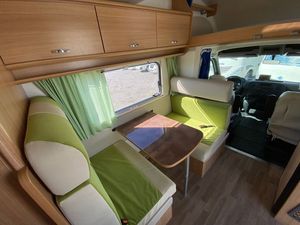 Autocaravana de Lujo 2015 - Emisión Euro 5, 4-6 Pasajeros, Blanca, para Viajes Familiares, con Piso Acrílico y Cocina - Product Image 5