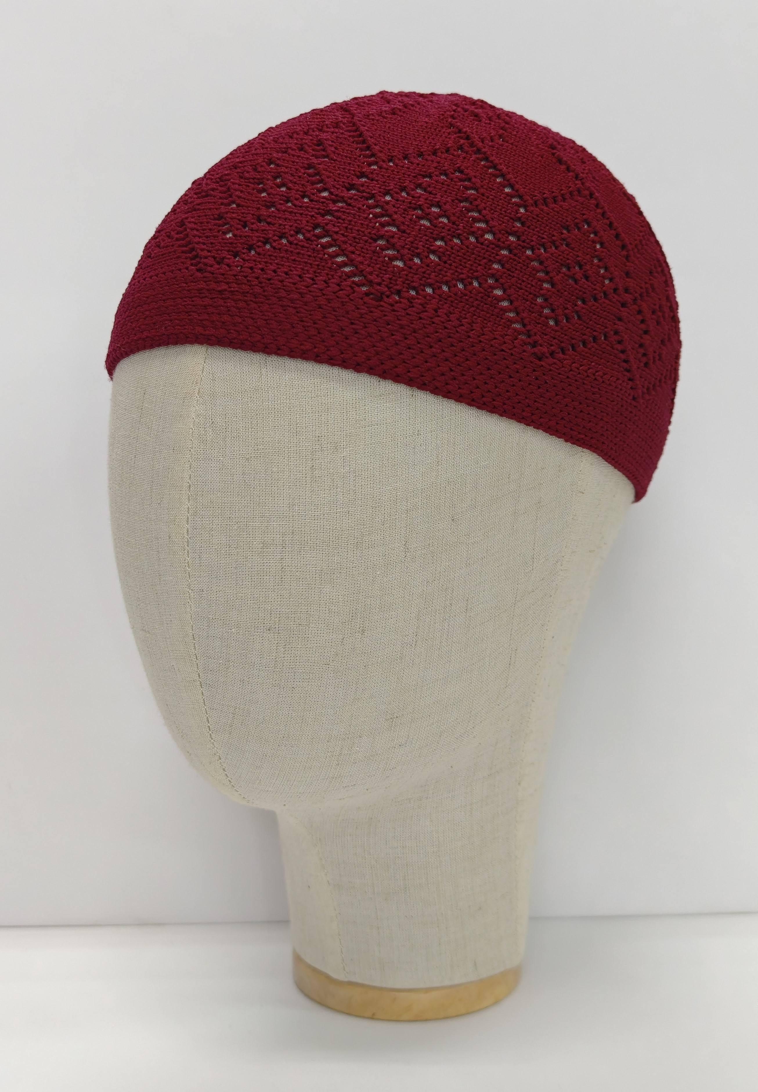 สีแดงเข้ม