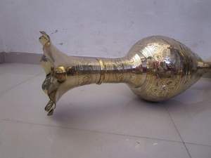 Florero de latón vintage con patrón grabado Decoración clásica para el hogar Disponible a precio económico para exportación a granel - Product Image 3