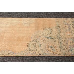 Alfombra turca vintage de 2.6x4.6 pies, naranja con pequeños motivos geométricos y elementos florales. - Product Image 5