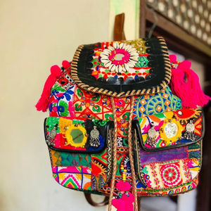 Bolso de mano de algodón bordado atemporal con intrincados patrones florales perfecto para novias y eventos especiales - Product Image 6