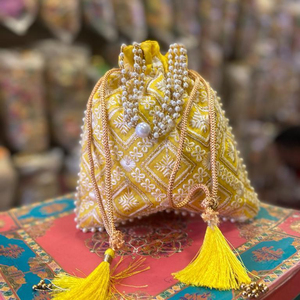 Beau designer jaune coton potli fait à la main fil broderie travaillé seau sacs à main potli sac pour femmes à bas prix - Product Image 1