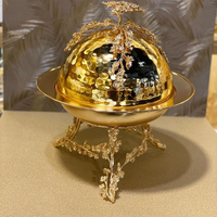 Plat de service en or de luxe avec couvercle en forme de dôme martelé et support floral, buffet élégant pour hôtels, service de nourriture et décor de table