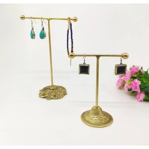 La excepcional artesanía y la construcción duradera de los soportes para joyas de metal proporcionan confianza de que los accesorios están seguros y apoyados. - Product Image 4