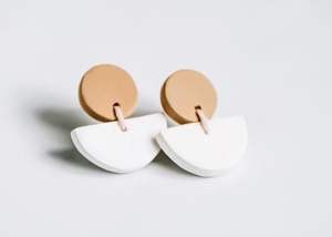 Elegantes pendientes de resina tallados a mano en tonos Pantone con estampados de animales y detalles en purpurina joyería de moda para mujer - Product Image 5