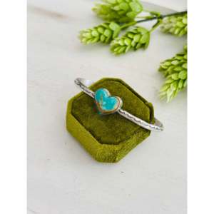 Brazalete en Forma de Corazón de Plata de Ley y Turquesa Kingman Donovan Skeets, Accesorio de Moda - Product Image 3