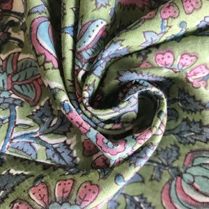 Tela de Algodón Estampada a Mano con Diseño de Enredadera Floral sobre Base Verde |   Impresión Botánica India Vintage - Product Image 1