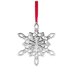 Ornements de qualité supérieure Design de flocon de neige suspendu au fini or, parfaits pour décorer les arbres de vacances et de Noël - Product Image 2