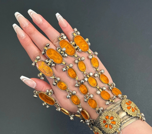 Bracelet vintage afghan kuchi tribal avec des pierres en résine ambre orange radieuses et des breloques en argent suspendues - Product Image 2