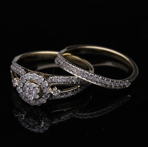 Elegante conjunto de anillos nupciales de oro amarillo de 14K con baño de rodio, diseño de tallo dividido con centro de racimo de diamantes naturales y diamantes pavé. - Product Image 1