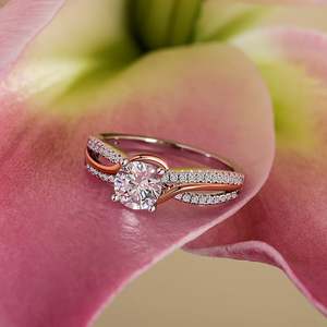 Anillo de compromiso Jeulia Amore de dos tonos con diamantes redondos retorcidos en oro rosa de 18 quilates - Product Image 4