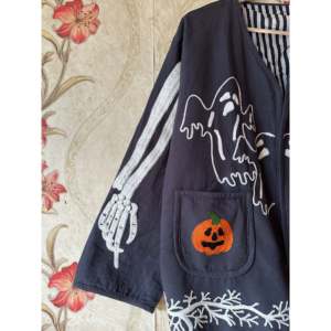 Veste en cuir PU matelassée légère et élégante sur le thème d'Halloween, avec logo personnalisé, col à capuche et décoration patchwork - Product Image 2