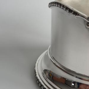 Elegante Maceta de Metal Plateado con Detalles Florales para Decoración del Hogar, Estilo de Mesa e Interiores de Primera Calidad, Venta al por Mayor desde India - Product Image 6