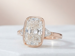Bague de fiançailles classique pour femme en or blanc 18 carats avec pierre latérale triangulaire allongée taille coussin de 2,00 carats, certifiée IGI, cultivée en laboratoire - Product Image 1