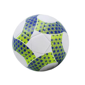 Ballon de football en cuir de haute qualité – Taille et logo personnalisés pour le sport et l'entraînement - Product Image 2