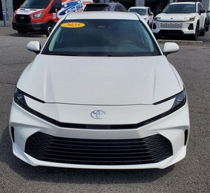 Toyota Camry LE 2025, Tracción Delantera, Automático, Volante a la Izquierda, Interior Oscuro, Asientos de Cuero, Combustible Híbrido, Neumáticos R17, Asientos de Tela, Euro VI - Product Image 1