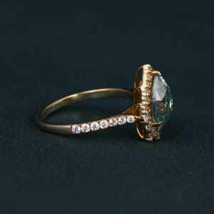 Anillo de Compromiso de Oro de 18KT Elegante para Mujer, Diamante de Corte de Pera Azul Clásico con Ajuste de Halo, Diamante Creado en Laboratorio, Certificado IGI - Product Image 2