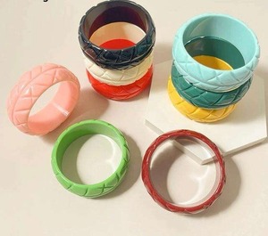 Brazalete de Resina Contemporáneo de Primera Calidad para Mujer, Joyería de Diseño Hecha a Mano, Brazalete de Resina y Pulsera de Resina - Product Image 3