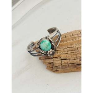 Brazalete de Plata de Ley y Turquesa de la Valle Esmeralda, Hecho a Mano por Artistas Navajo, Accesorio de Moda - Product Image 3