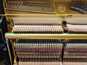 เปียโนอะคูสติกยามาฮ่า UX สีดำ สำหรับนักดนตรีมืออาชีพ เปียโนมือสองจากญี่ปุ่น ไม้แท้ 88 คีย์ - Product Image 2