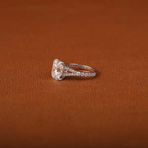 Anillo de compromiso solitario de oro macizo de 18 quilates, Diamante cultivado en laboratorio de corte radiante, regalo de boda para mujer, Diamante de acento de corte de estilo clásico - Product Image 2