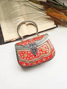 Pochette géométrique élégante en métal argenté avec motif chevron Sac à main de soirée moderne pour fêtes, mariages et événements formels - Product Image 3