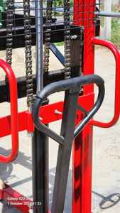 Lève-bidon hydraulique manuel et basculeur pour fûts en acier et en plastique de 210 L, rotation à 360 degrés, empileur de fûts robuste - Product Image 3