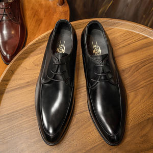 Zapatos de cuero con punta en pico para hombre, zapatos de vestir negros de estilo europeo para negocios, calzado de cuero genuino inspirado en desfiles de moda. - Product Image 1
