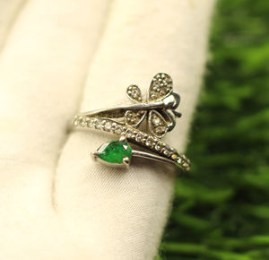 แหวนมรกตราชสถานธรรมชาติ ประดับบนตัวเรือนเงินแท้ 925 ชุบโรเดียม ดีไซน์มินิมอล - Product Image 3