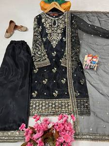 Ensemble prêt-à-porter entièrement cousu en soie organza avec broderie Zari et sequins, comprenant un haut et un pantalon palazzo avec dupatta. - Product Image 6